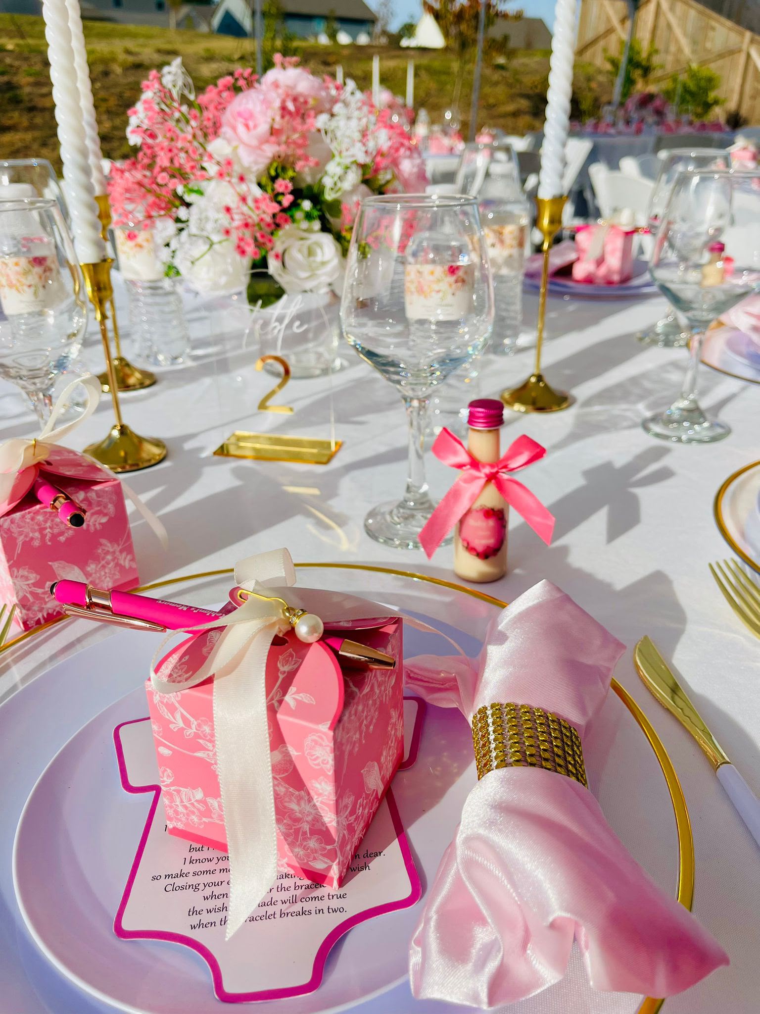 Pink and gold place setting with a favor box and florals by Casa-Secreta